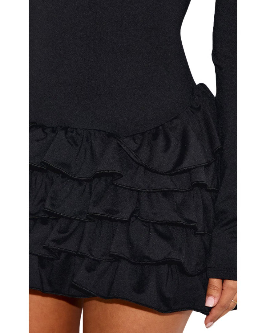 PRETTYLITTLETHING                   Petite Mini robe droite noire à manches longues et volants