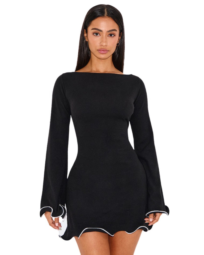 PRETTYLITTLETHING                                  Petite Mini robe côtelée noire à détails contrastants