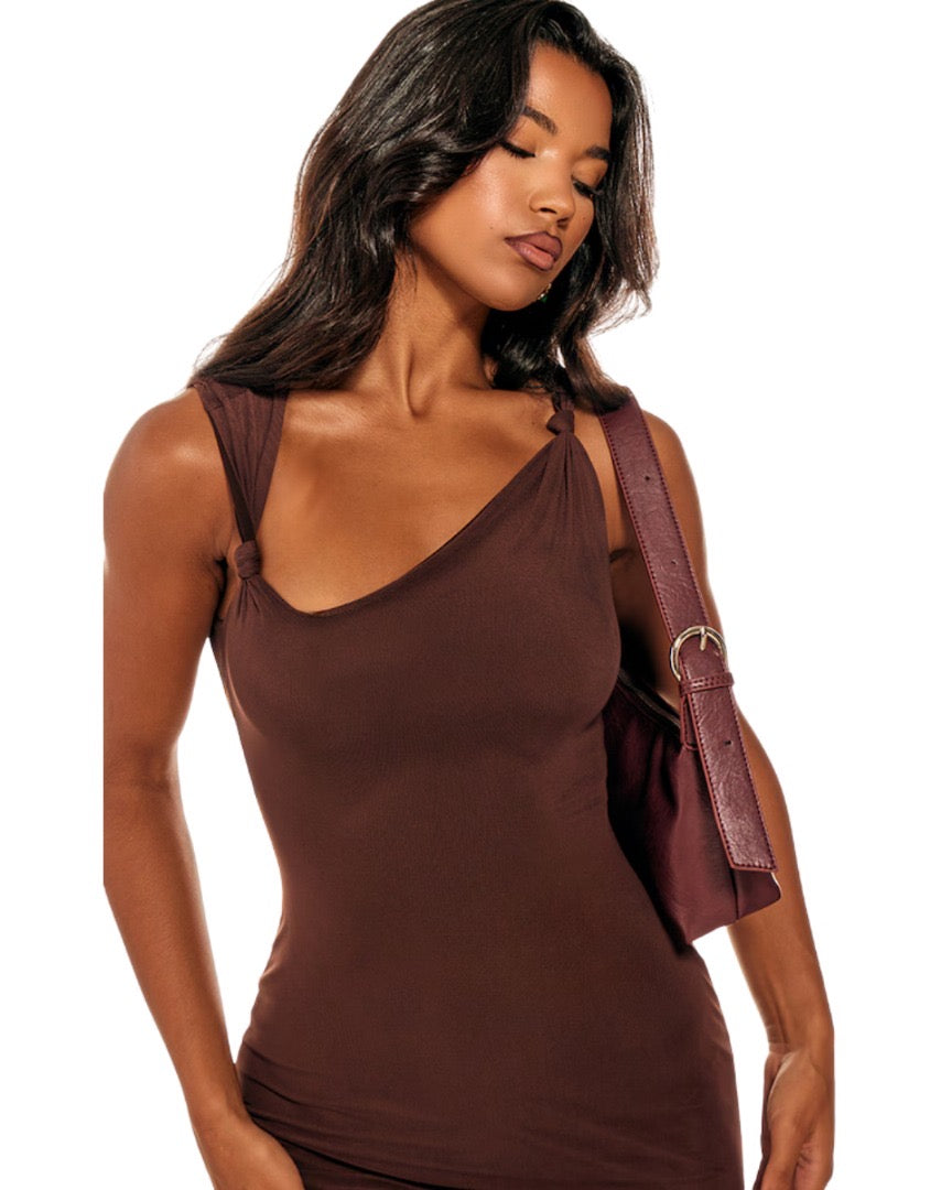 PRETTYLITTLETHING                              Robe longue asymétrique en mesh doublé taupe foncé à détails noués