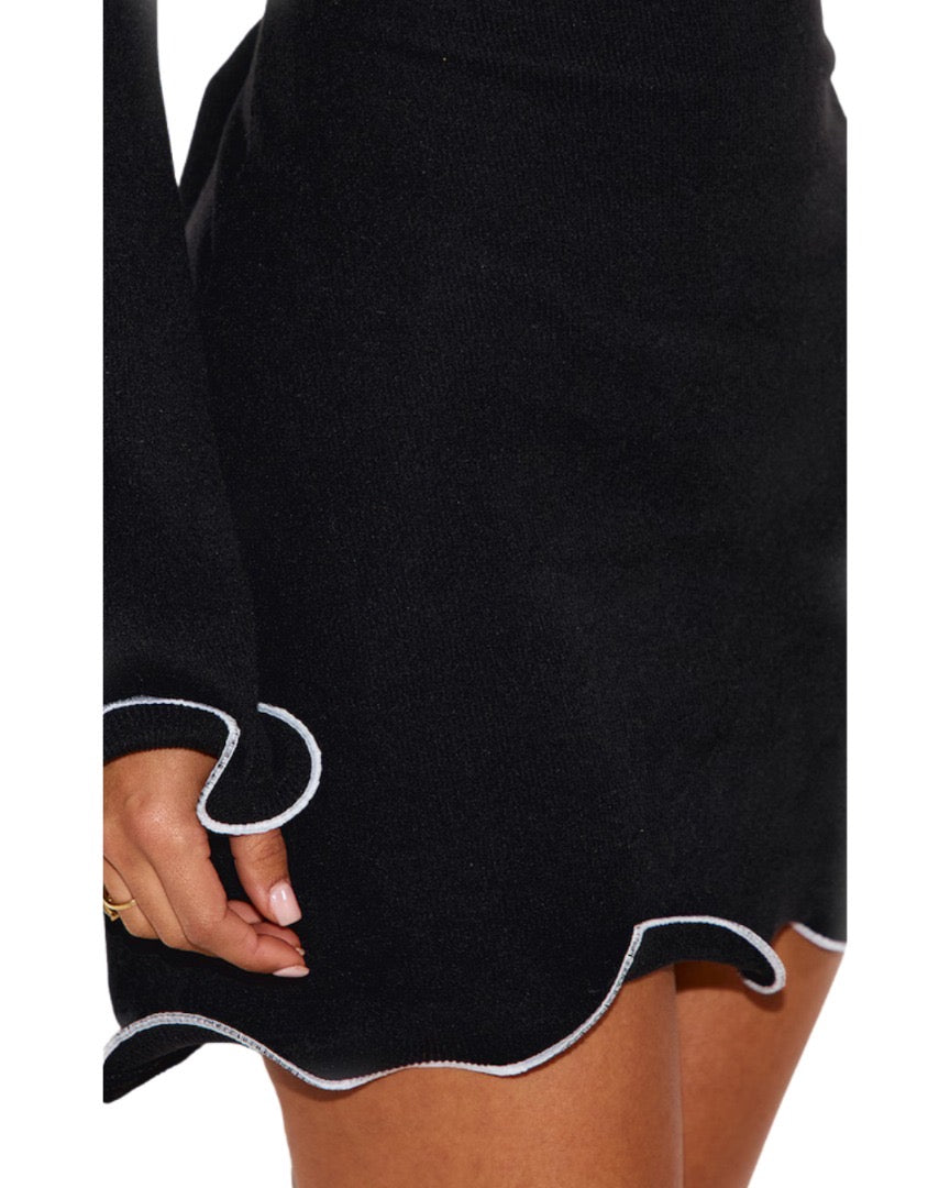 PRETTYLITTLETHING                                  Petite Mini robe côtelée noire à détails contrastants