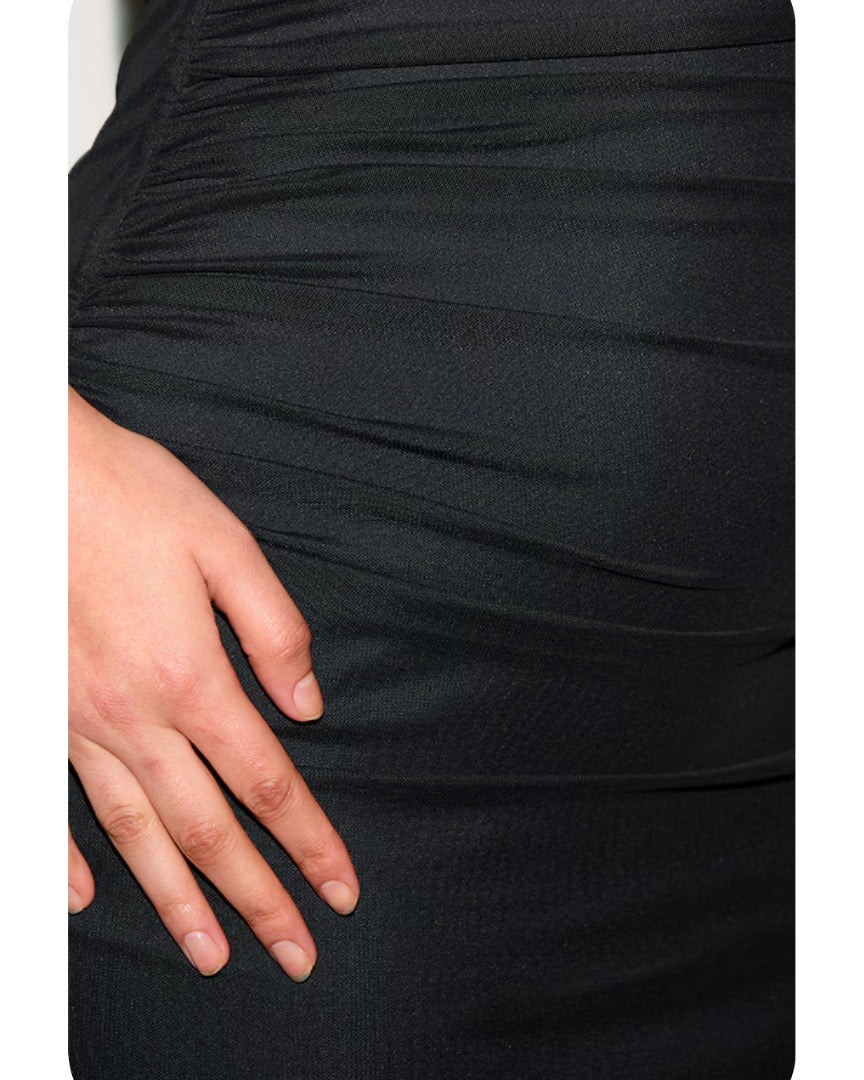 PRETTYLITTLETHING                      Robe longue en mesh doublé noir froncé à col carré