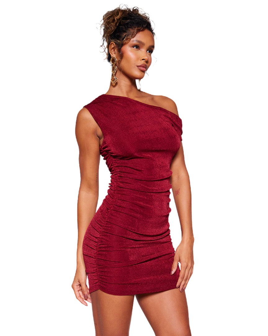 PRETTYLITTLETHING                            Mini robe moulante en acétate bordeaux froncée à épaule unique